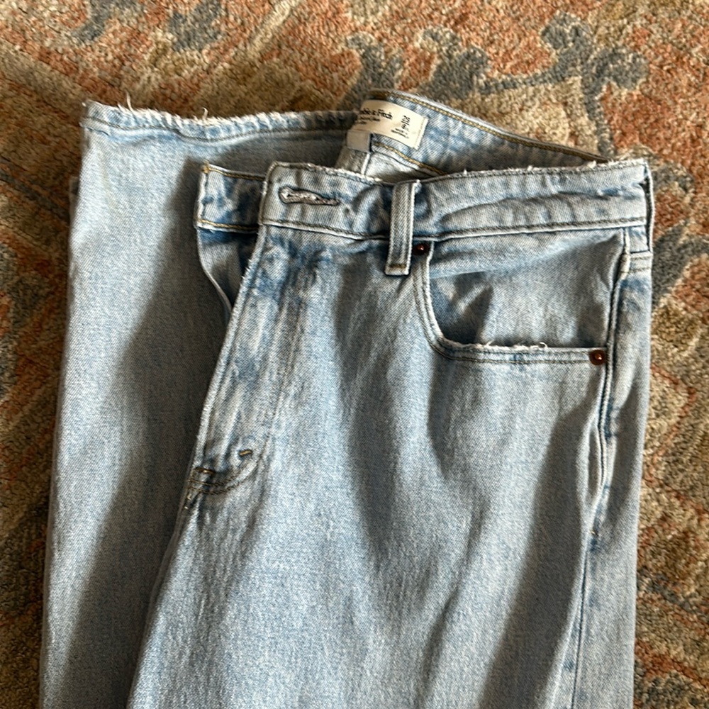 Abercrombie and Fitch 90s relaxed, high-rise Jean curve love